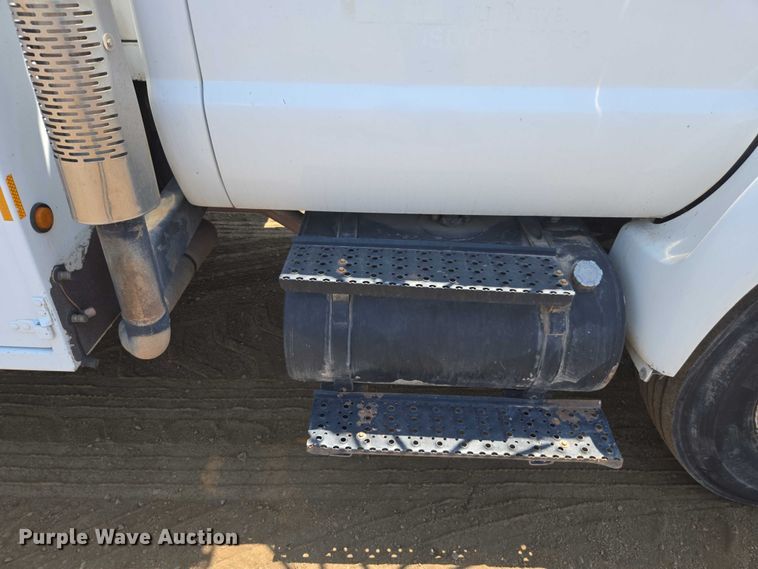 image for item FB9422 2007 Ford F750 utility / service truck
