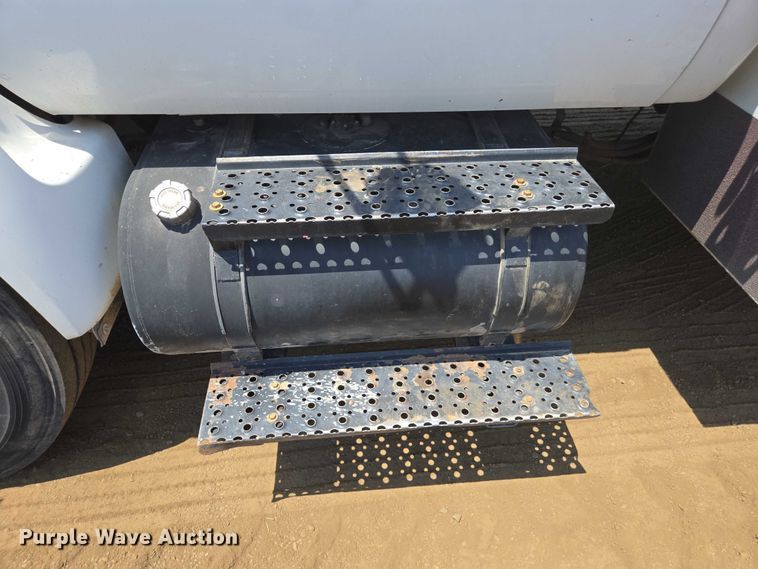 image for item FB9422 2007 Ford F750 utility / service truck