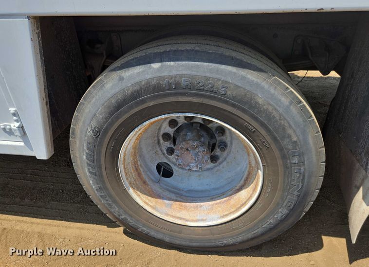 image for item FB9422 2007 Ford F750 utility / service truck