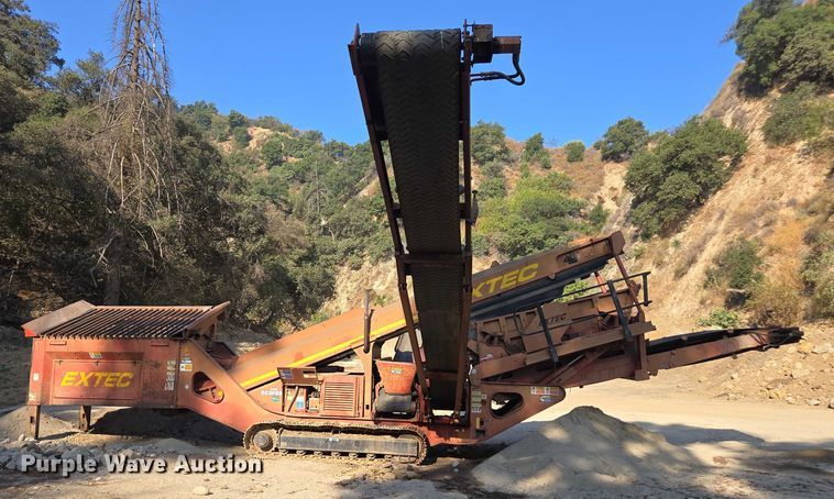 image for item FB9428 2006 Extec S3 74.9KW mobile screening plant