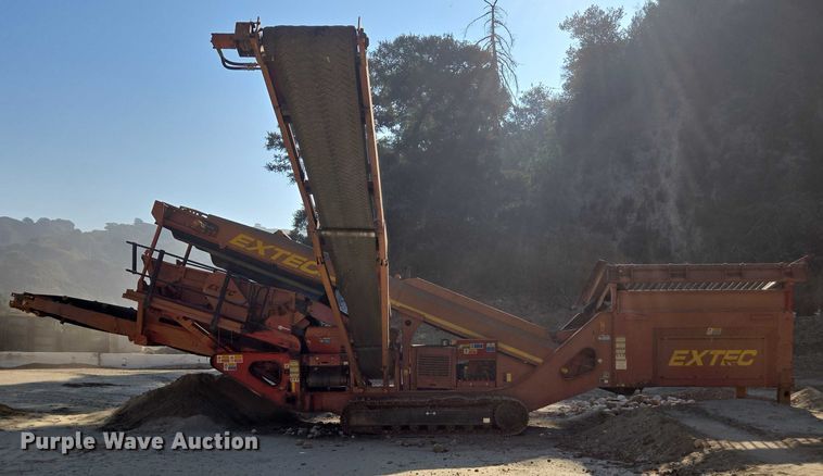 image for item FB9428 2006 Extec S3 74.9KW mobile screening plant