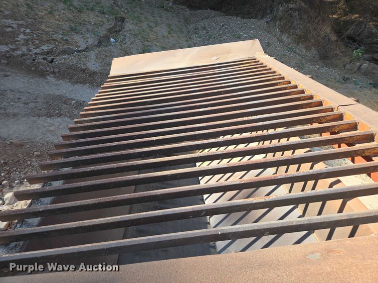 image for item FB9428 2006 Extec S3 74.9KW mobile screening plant