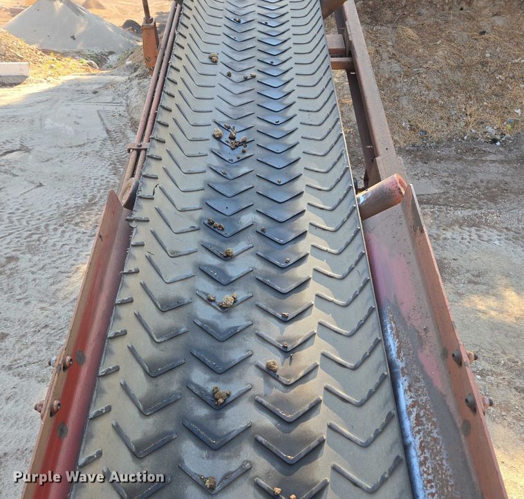 image for item FB9428 2006 Extec S3 74.9KW mobile screening plant