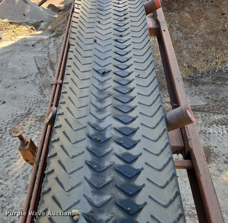 image for item FB9428 2006 Extec S3 74.9KW mobile screening plant