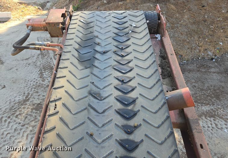 image for item FB9428 2006 Extec S3 74.9KW mobile screening plant