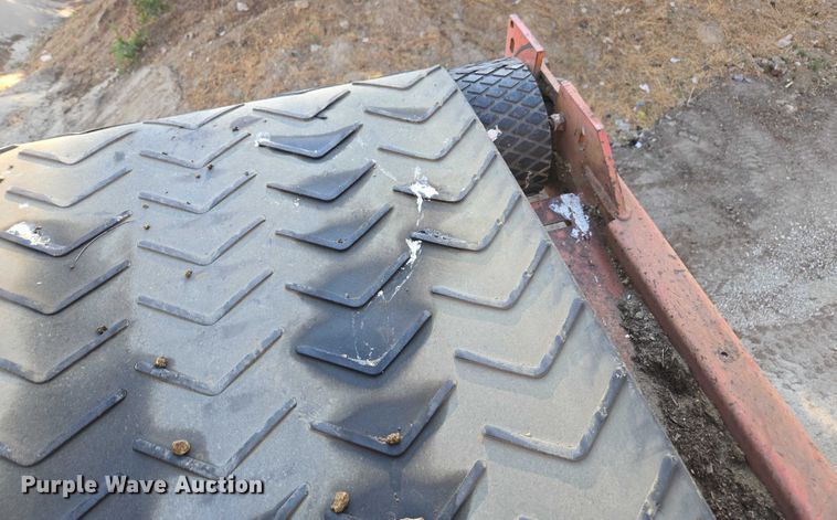 image for item FB9428 2006 Extec S3 74.9KW mobile screening plant