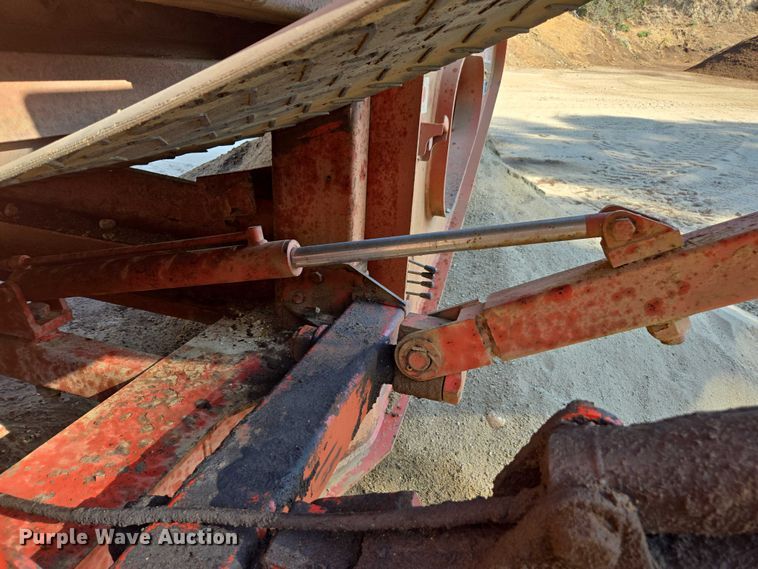 image for item FB9428 2006 Extec S3 74.9KW mobile screening plant