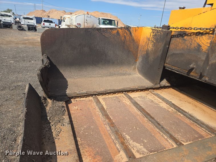 image for item FB9436 2015 Lee-Boy 8510C paver