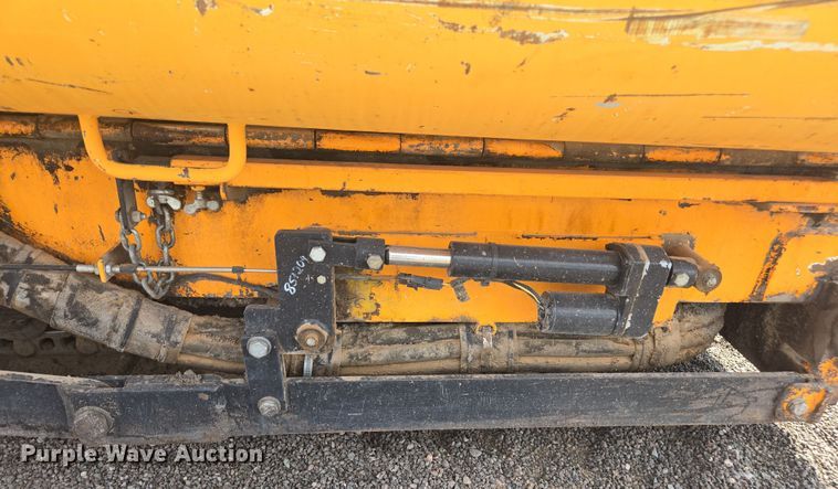 image for item FB9436 2015 Lee-Boy 8510C paver