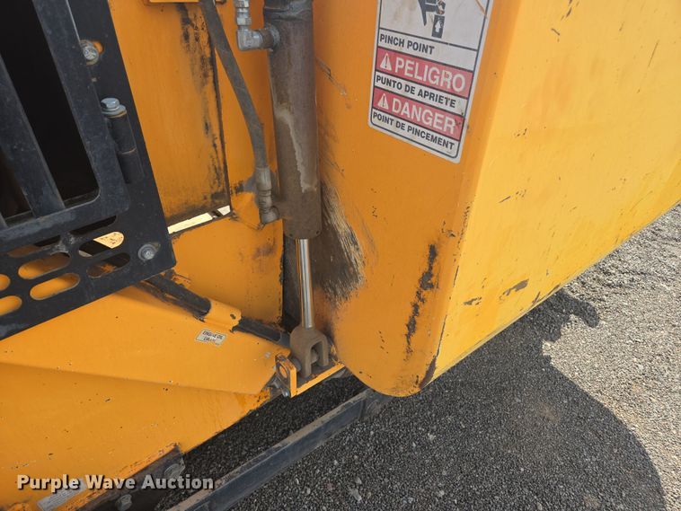 image for item FB9436 2015 Lee-Boy 8510C paver