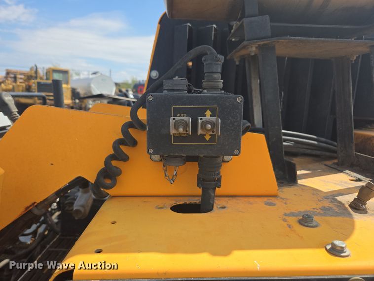 image for item FB9436 2015 Lee-Boy 8510C paver