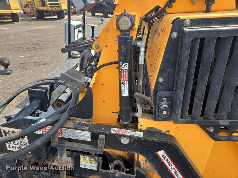 image for item FB9436 2015 Lee-Boy 8510C paver