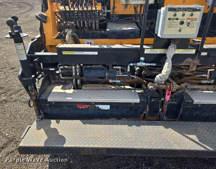 image for item FB9436 2015 Lee-Boy 8510C paver