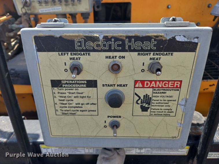 image for item FB9436 2015 Lee-Boy 8510C paver