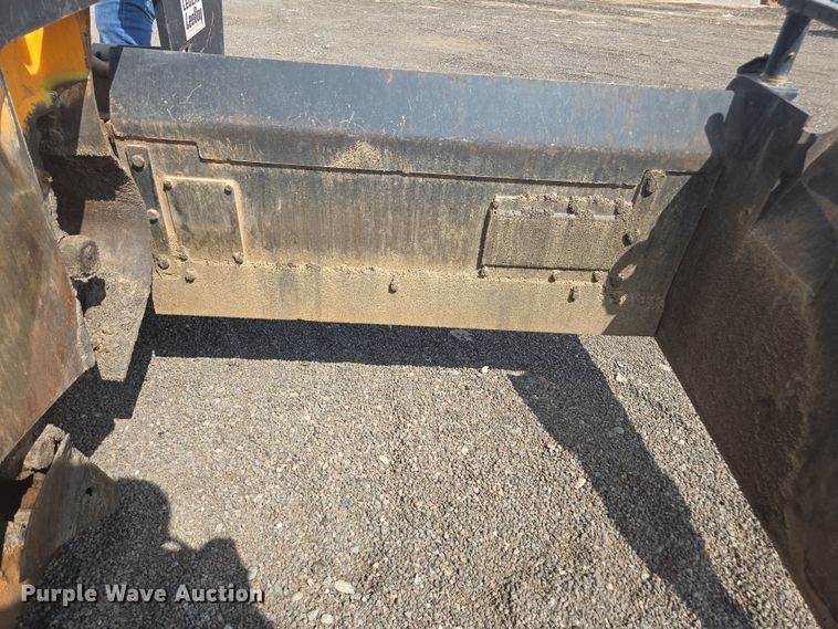 image for item FB9436 2015 Lee-Boy 8510C paver