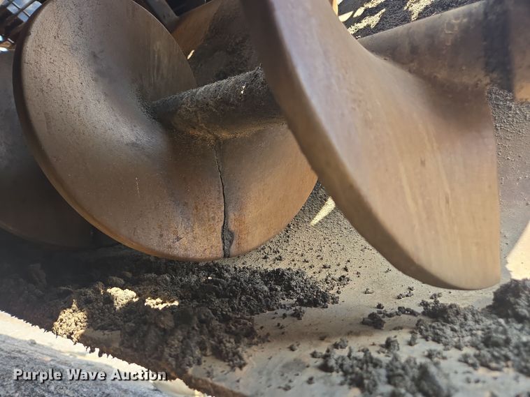 image for item FB9436 2015 Lee-Boy 8510C paver