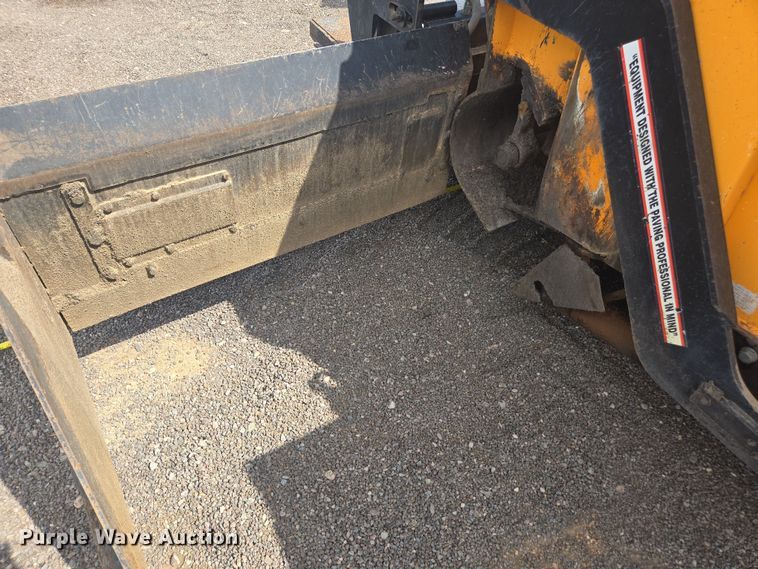 image for item FB9436 2015 Lee-Boy 8510C paver