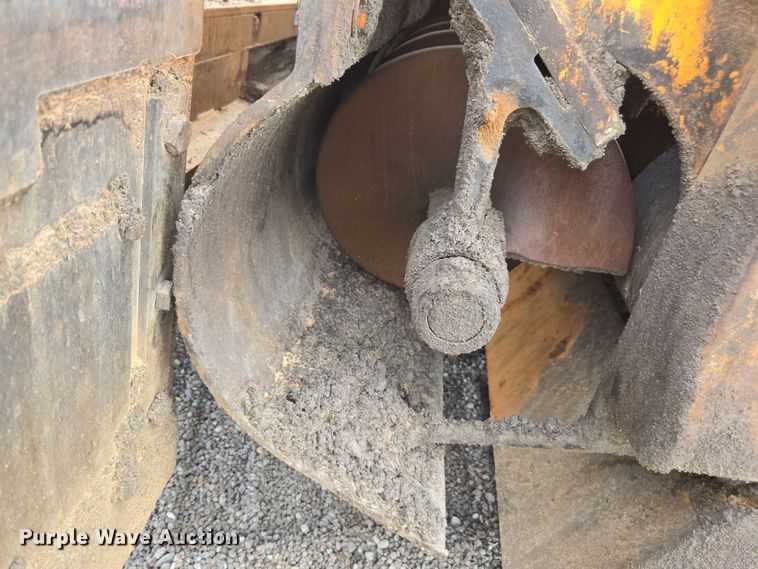 image for item FB9436 2015 Lee-Boy 8510C paver