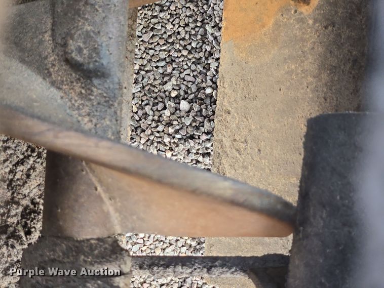 image for item FB9436 2015 Lee-Boy 8510C paver