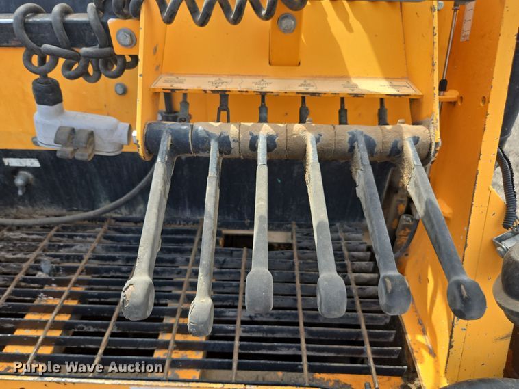 image for item FB9436 2015 Lee-Boy 8510C paver