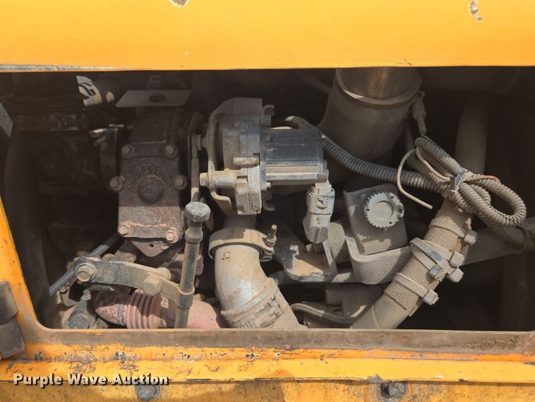 image for item FB9436 2015 Lee-Boy 8510C paver