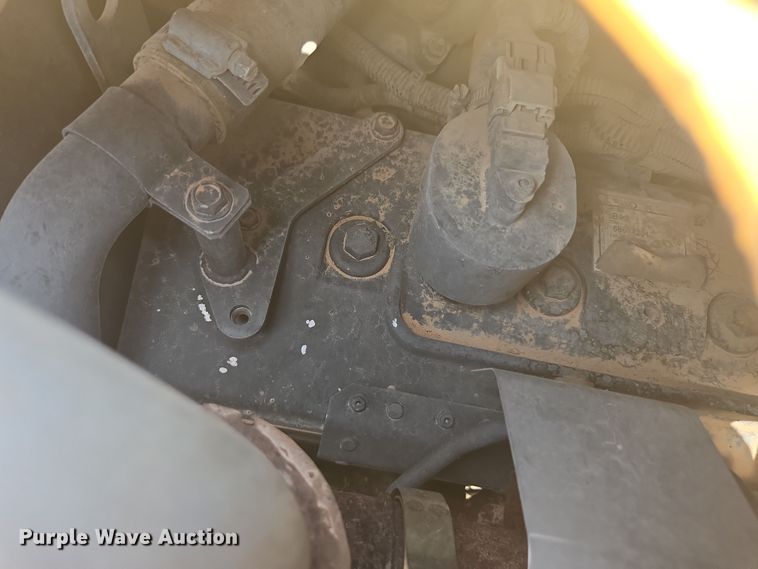 image for item FB9436 2015 Lee-Boy 8510C paver