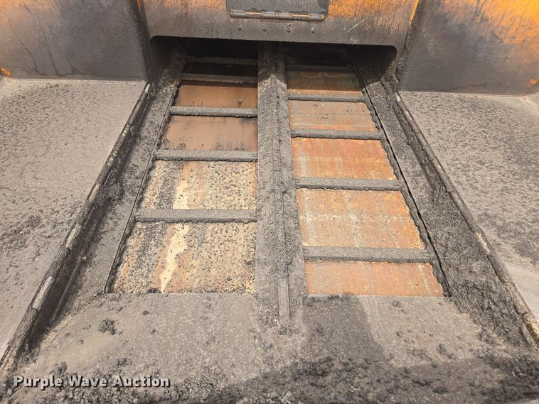 image for item FB9437 2015 Lee-Boy 8616B paver