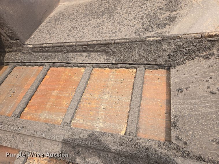 image for item FB9437 2015 Lee-Boy 8616B paver