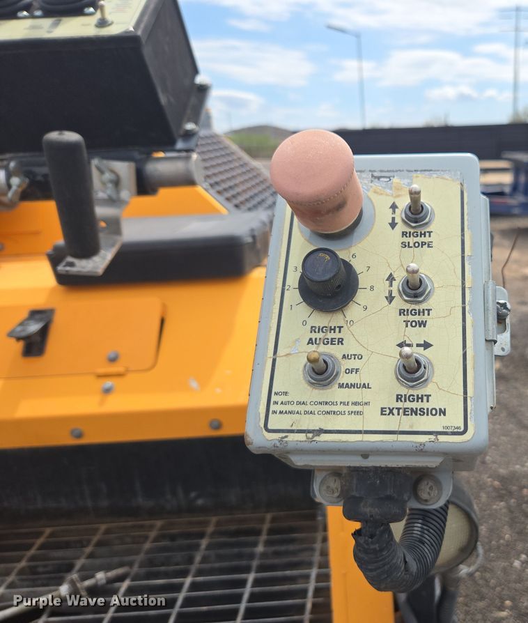 image for item FB9437 2015 Lee-Boy 8616B paver