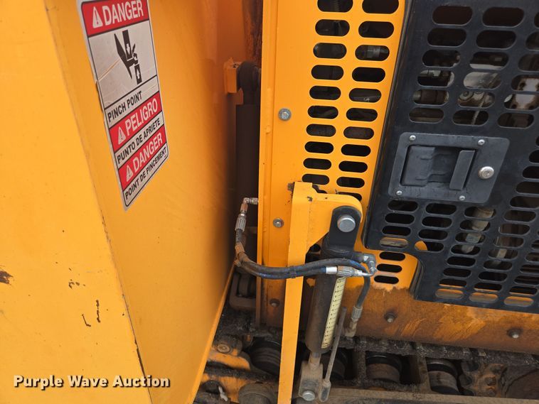 image for item FB9437 2015 Lee-Boy 8616B paver