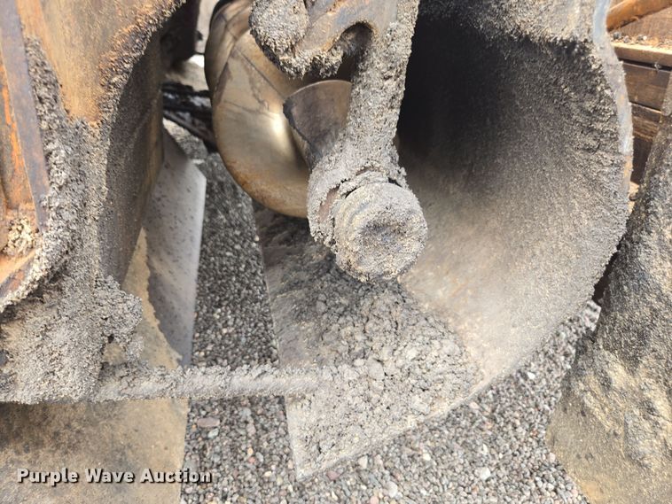 image for item FB9437 2015 Lee-Boy 8616B paver