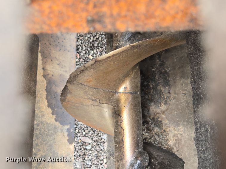 image for item FB9437 2015 Lee-Boy 8616B paver