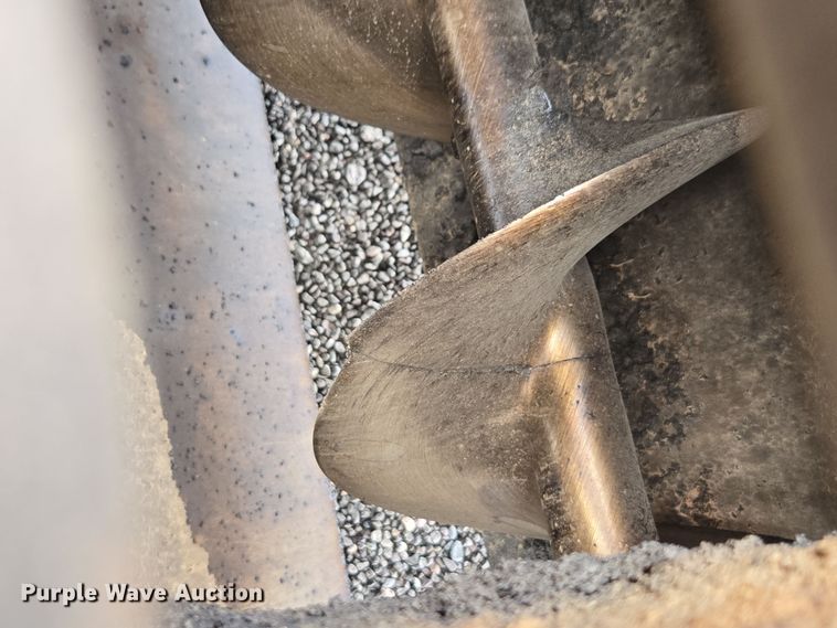 image for item FB9437 2015 Lee-Boy 8616B paver