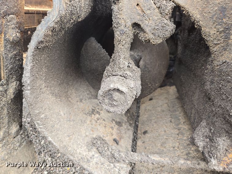 image for item FB9437 2015 Lee-Boy 8616B paver