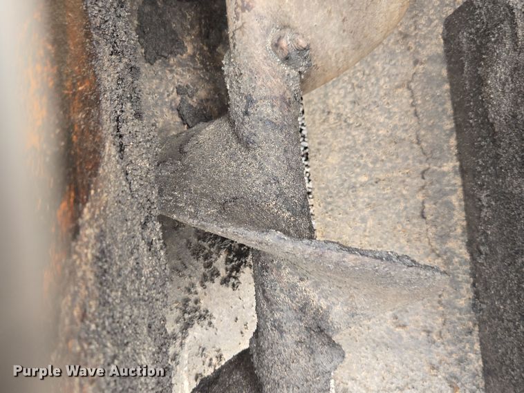 image for item FB9437 2015 Lee-Boy 8616B paver