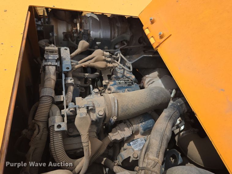 image for item FB9437 2015 Lee-Boy 8616B paver