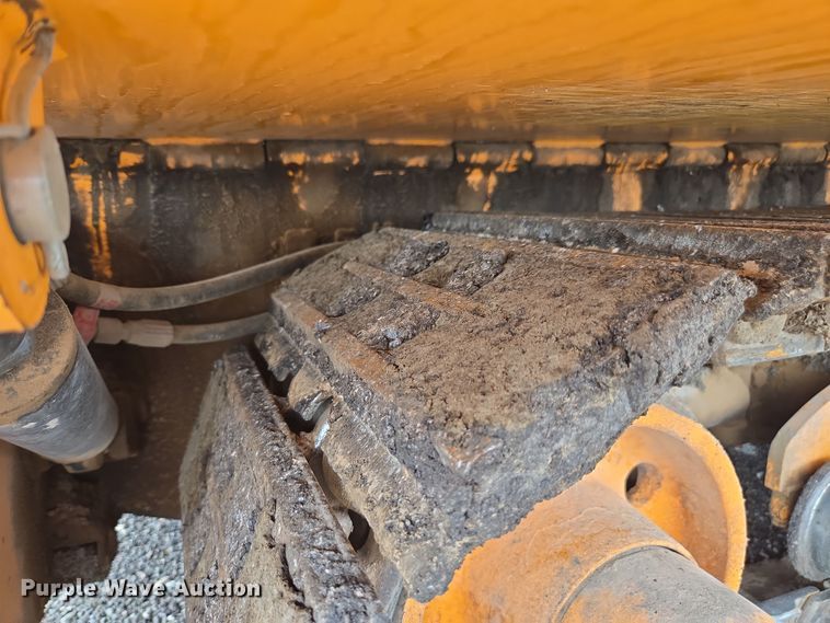 image for item FB9437 2015 Lee-Boy 8616B paver