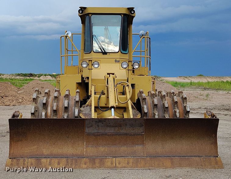 image for item IP9632 1993 Caterpillar 815 B soil compactor