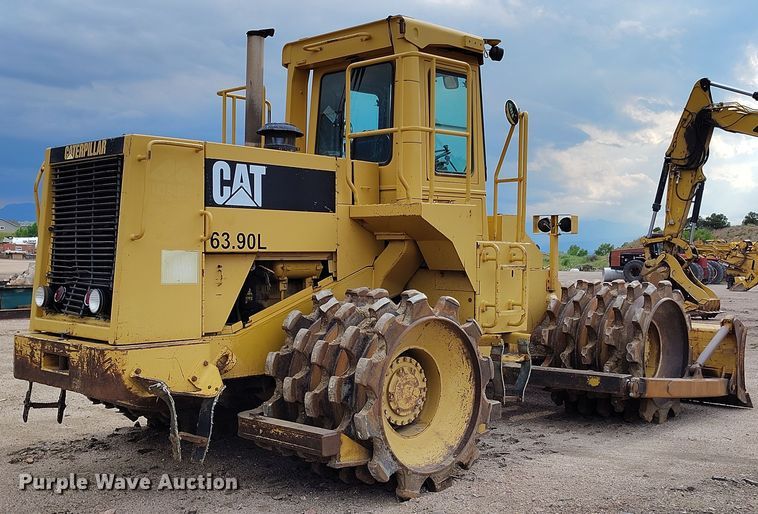 image for item IP9632 1993 Caterpillar 815 B soil compactor