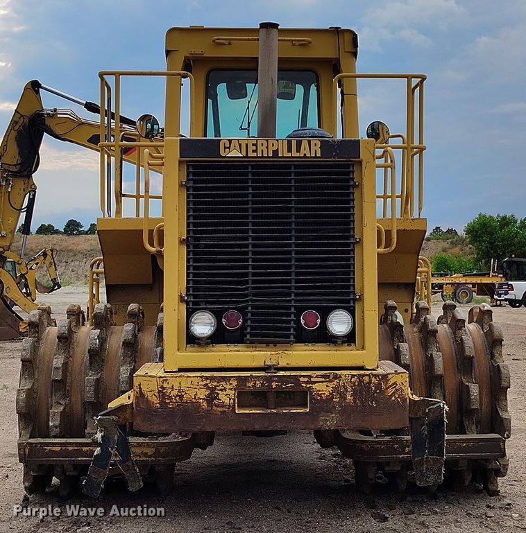 image for item IP9632 1993 Caterpillar 815 B soil compactor