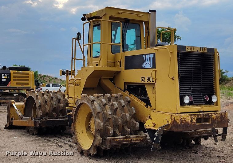 image for item IP9632 1993 Caterpillar 815 B soil compactor