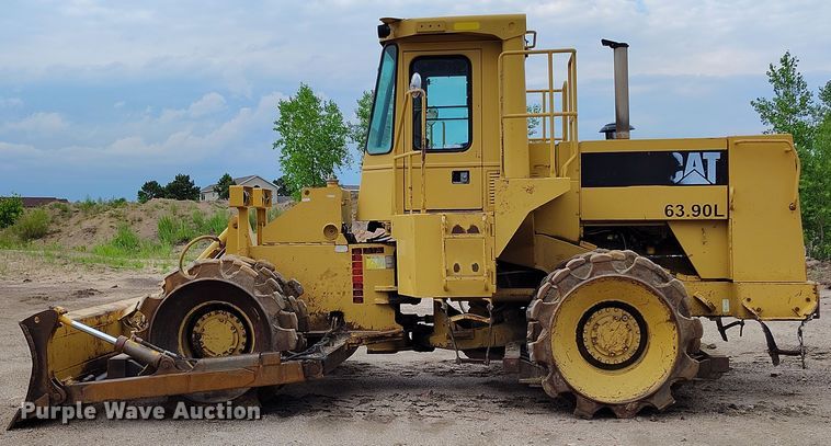 image for item IP9632 1993 Caterpillar 815 B soil compactor