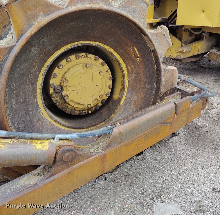 image for item IP9632 1993 Caterpillar 815 B soil compactor