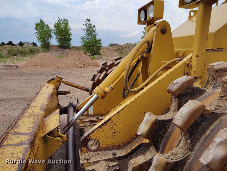 image for item IP9632 1993 Caterpillar 815 B soil compactor