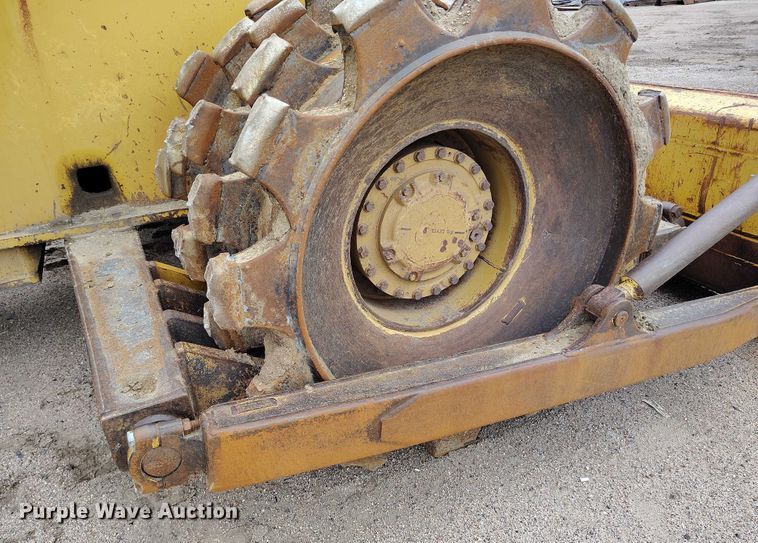 image for item IP9632 1993 Caterpillar 815 B soil compactor