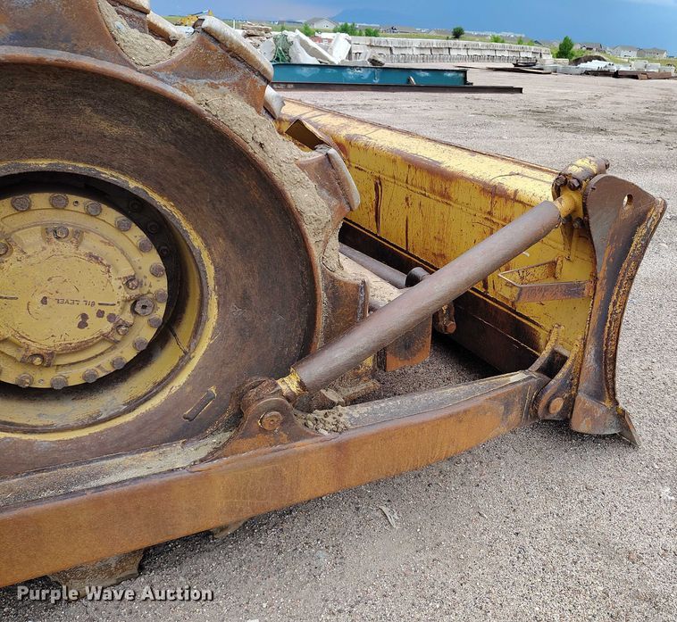 image for item IP9632 1993 Caterpillar 815 B soil compactor