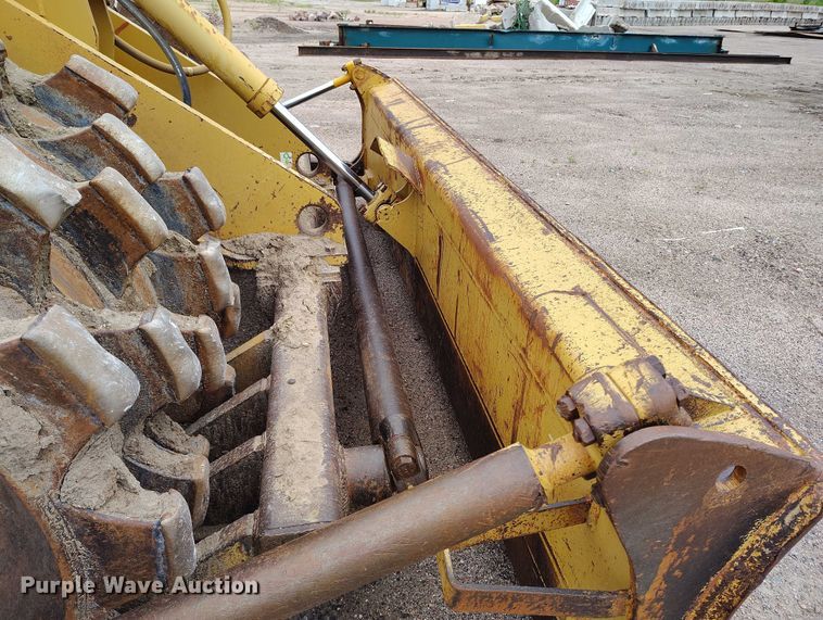 image for item IP9632 1993 Caterpillar 815 B soil compactor