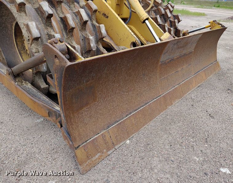 image for item IP9632 1993 Caterpillar 815 B soil compactor