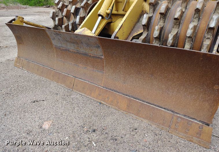 image for item IP9632 1993 Caterpillar 815 B soil compactor