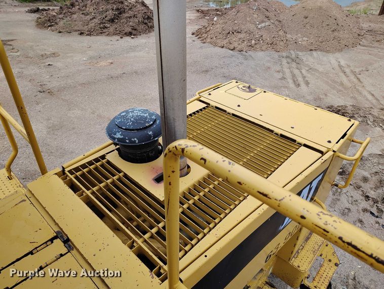 image for item IP9632 1993 Caterpillar 815 B soil compactor